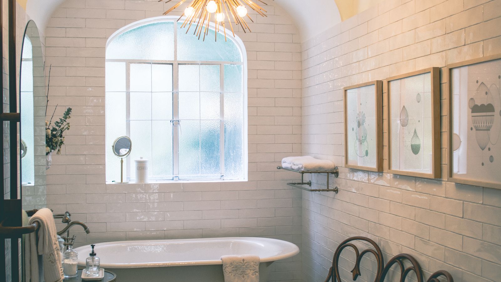 Clean, dry bathroom rug on tile floor next to a bathtub